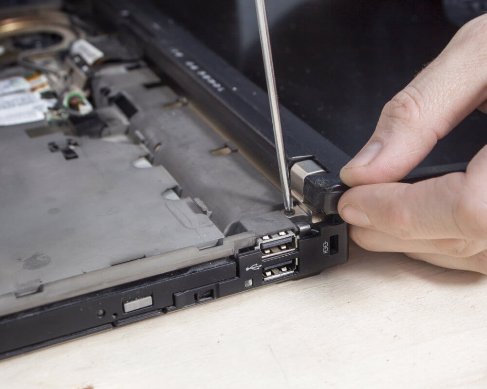 Oprava zlomených pántov na notebooku HP